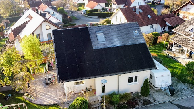 Photovoltaikanlage auf einem Wohnhaus aus der Vogelperspektive