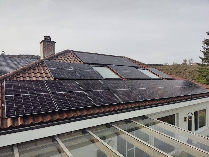 Solarmodule auf einem Ziegeldach mit Dachfenstern