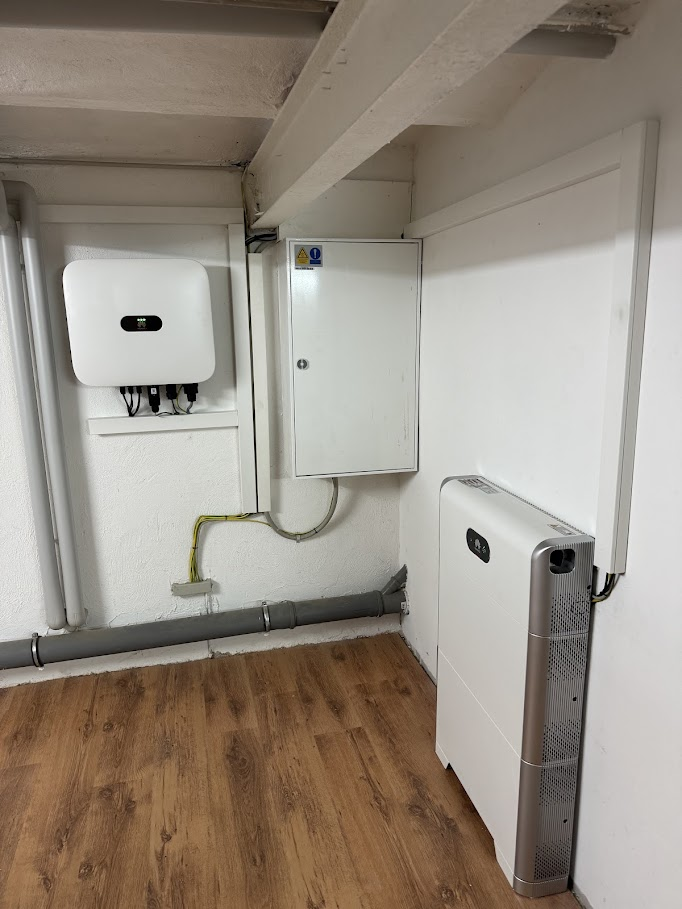 PV-Technik mit Wechselrichter, Batteriespeicher und Elektroverteilung