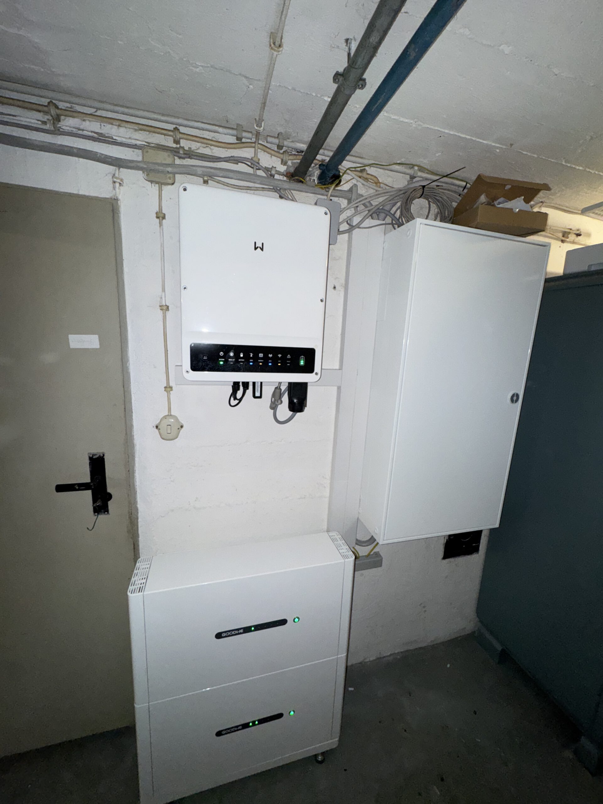 Von BZ-Energie installierter GoodWe-Wechselrichter mit Lynx D Speicher und neuem Zählerschrank