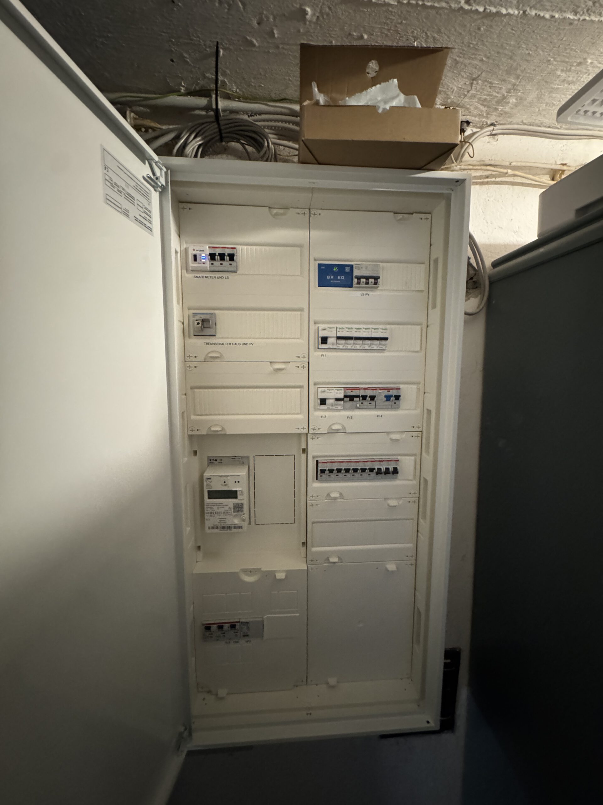 Neuer geöffneter Zählerschrank nach der Modernisierung