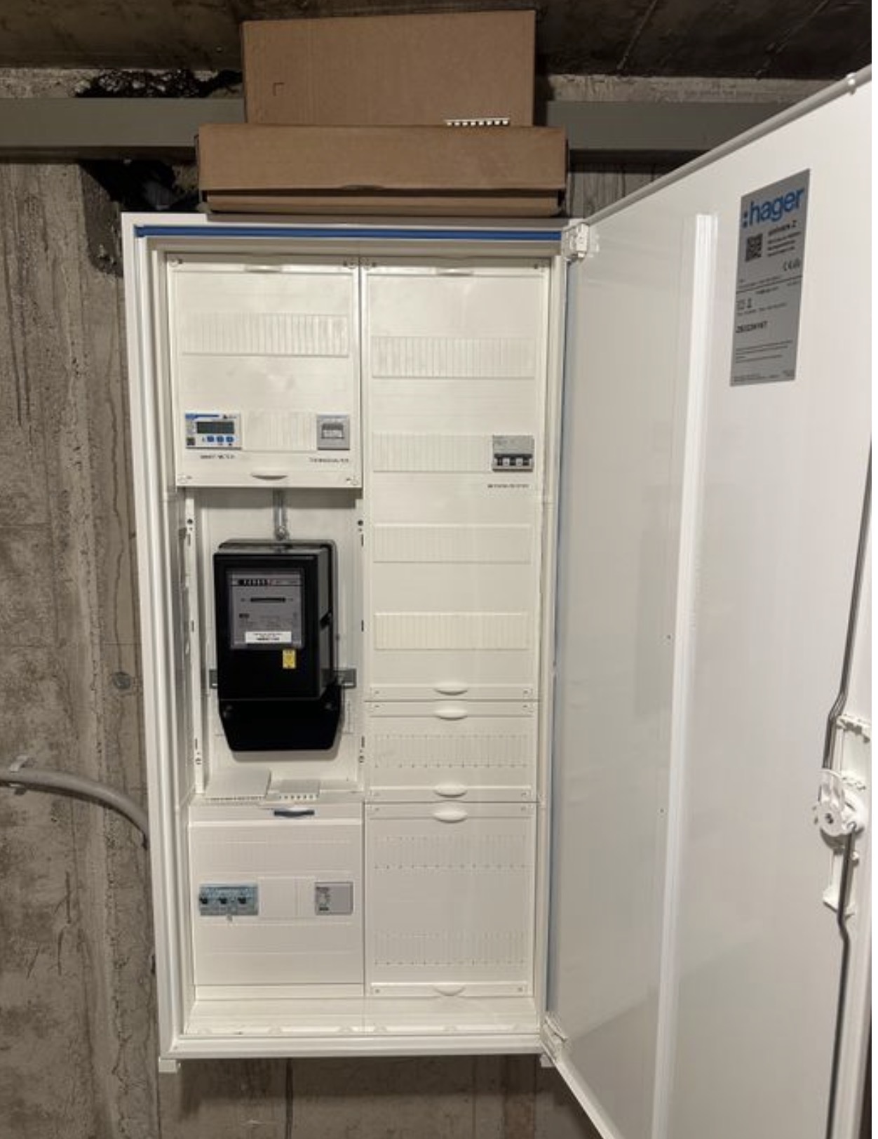 Neu aufgebauter Zählerschrank für die Photovoltaikanlage in Neuried